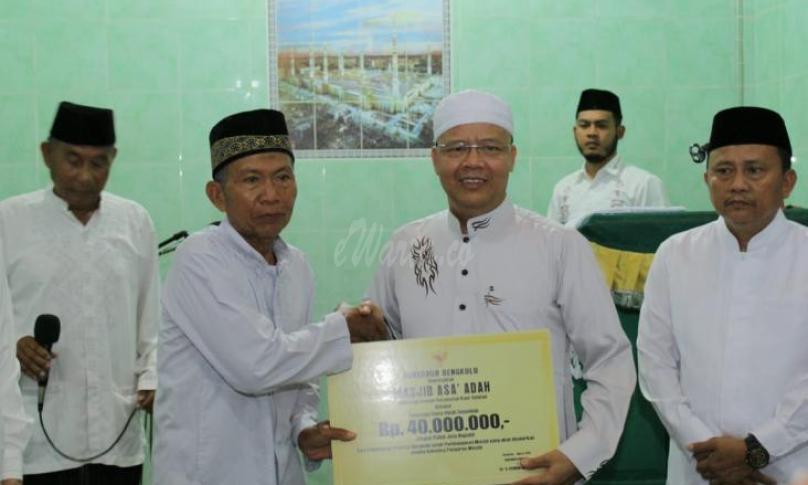 Penyerahan bantuan secara simbolis oleh Gubernur Bengkulu, Rohidin Mersyah kepada pengurus masjid