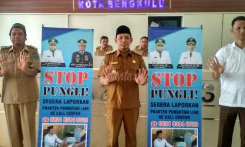 Wakil Walikota Bengkulu (Dedy Wahyudi) usai melakukan pemasangan banner Bebas Pungli di Kantor Dukcapil Kota Bengkulu