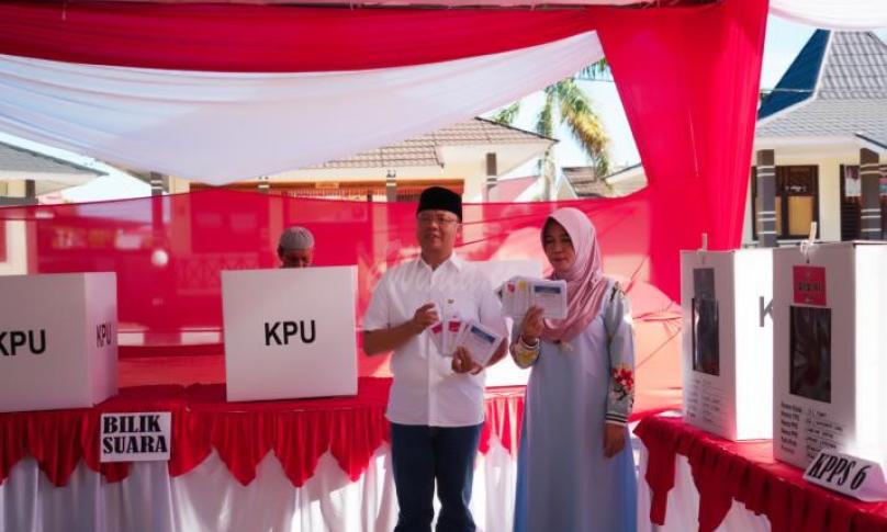 Gubernur Bengkulu (Dr. H Rohidin Mersyah) menggunakan hak pilihnya di TPS 22 Kecamatan Gading Cempaka, Bengkulu