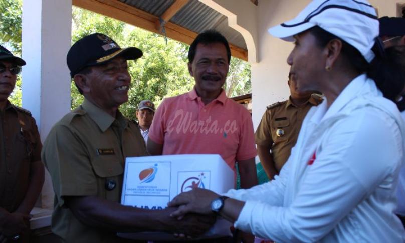 Menteri BUMN di dampingi Bupati Bengkulu Tengah menyerahkan bantuan dan memberikan semagat bagi warga terdampak bencana banjir