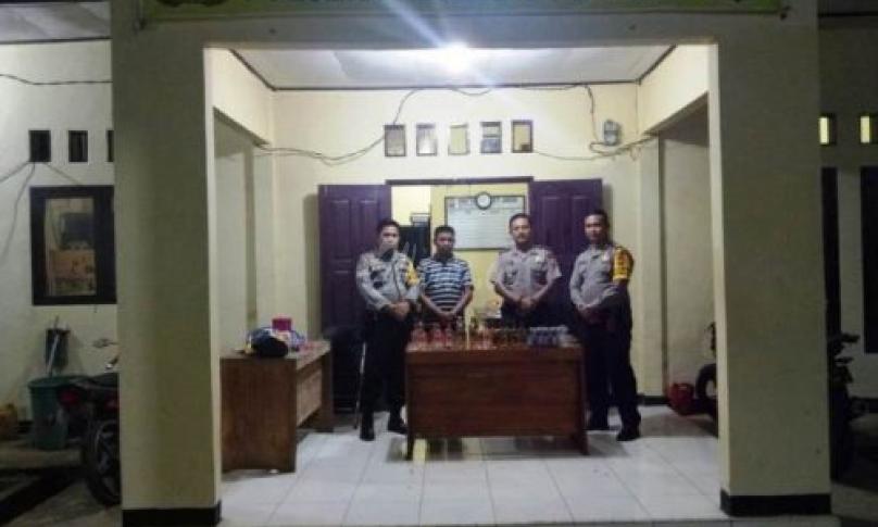 Anggota Polsek Padang Guci amankan 15 botol miras hasil Razia OPS Pekat