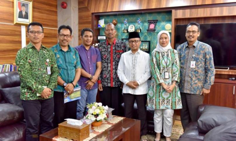 Sekretaris Jenderal Kementerian Desa, PDT dan Transmigrasi Anwar Sanusi menerima tiga kepala desa yang akan mengikuti ASEAN Plus Three Village Leaders Exchange Program di Kantor Kemendes PDTT, Jakarta, Selasa (3/5/2019). Ketiga kepala desa yaitu Hardi (Kades Poleonro, Bone), Sumaryono (Kades Margasakti, Bengkulu Utara), dan Alimuddin (Kades Kandolo, Kutai Timur) akan mengikuti program tersebut pada tanggal 5-11 Mei di Yunnan, Tiongkok. Program bertujuan  untuk mengembangkan kapasitas kepala desa dari negara