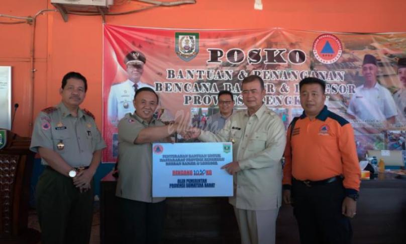 Penyerahan bantuan oleh Wakil Gubernur Sumatera Barat kepada Sekda Provinsi Bengkulu