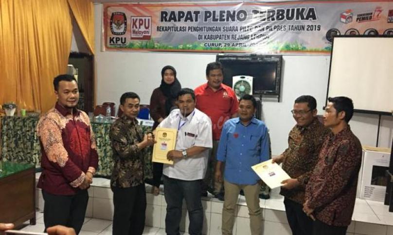 Penyerahan hasil pleno rekapitulasi surat suara di KPU Rejang Lebong