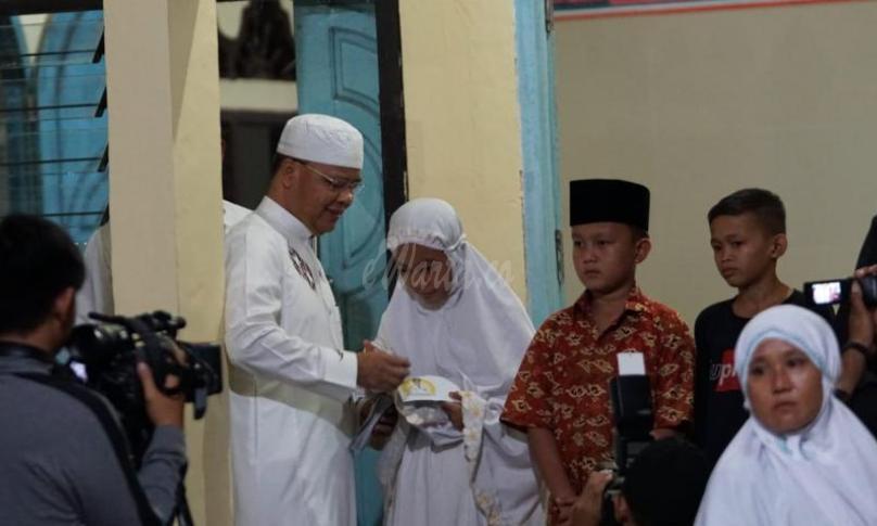 Gubernur Bengkulu (Dr. H Rohidin Mersyah) selain memberikan bantuan biaya rehap Masjid Gubernur juga memberikan bantuan Al - quran