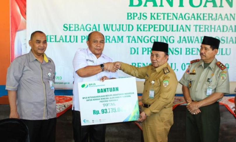 Penyerahan bantuan di terima Sekda Provinsi Bengkulu, Nopian Andusti