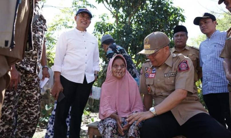 Akrab, Gubernur Bengkulu bercengkrama bersama warga korban terdampak banjir di Desa Ketaping Bengkulu Selatan, Bengkulu