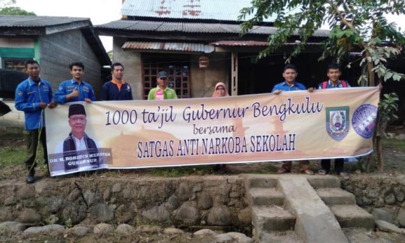 Gubernur berbagi takjil gratis