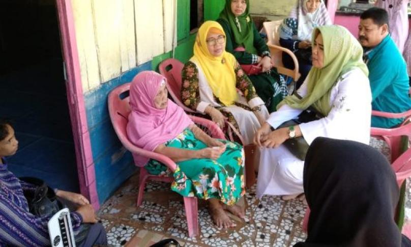 Tim RSHD Kota Bengkulu menjemput nenek Maini di rumahnya, Anggut Bawah Kota Bengkulu