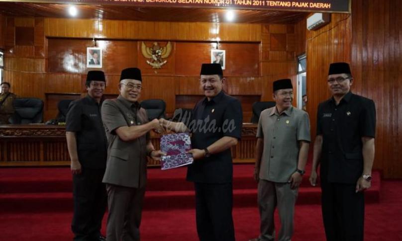 Bupati Bengkulu Selatan menyerahkan draf 3 Raperda ke Unsur Pimpinan DPRD Bengkulu Selatan