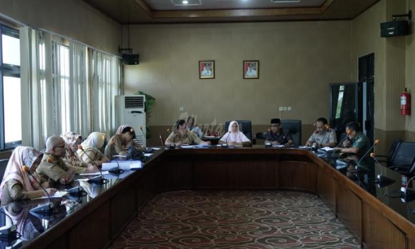 Rapat pembahasan rancangan perubahan Perbup nomor 38 tahun 2017 tentang pembiayaan persiapan program (PTSL) di ruang rapat Setda BS