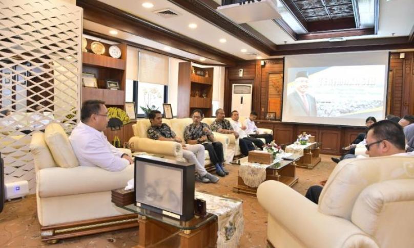 Menteri Desa, PDT dan Transmigrasi  Eko Putro Sandjojo menerima tiga kepala desa peserta ASEAN Plus Three Village Leaders Exchange Program di Kantor Kemendes PDTT, Jakarta, Senin (13/5/2019). Ketiga kepala desa yaitu Hardi (Kades Poleonro, Bone), Sumaryono (Kades Margasakti, Bengkulu Utara), dan Alimuddin (Kades Kandolo, Kutai Timur) mengikuti program tersebut pada tanggal 5-11 Mei di Yunnan, Tiongkok. Foto: Dody/ Kemendes PDTT
