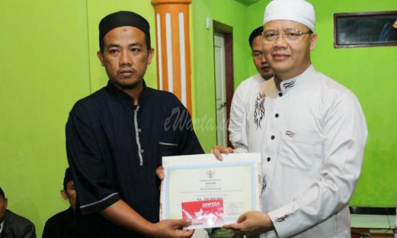 Gubernur Bengkulu (Dr. H Rohidin Mersyah) serahkan bantuan secara simbolis