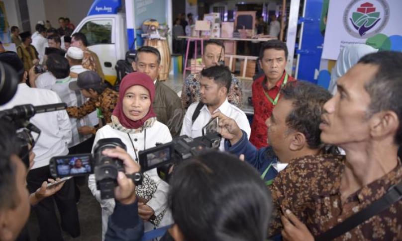 Harlina Sulistyorini Dirjen PKP Kementerian Desa, PDTT. dan Wakil Gubernur jabar Uu Ruzhanul Ulum Membuka acara RAKORDES 2019. Bandung (15/5/2019). Rakor ini yaitu melalui beberapa program Desa juara dalam aspek ekonomi, Desa digital dan Gerakan Membangun Desa (Gerbang Desa). Dan meluncurkan mobil Aspirasi Kampung Juara (Maskara). Mobil siaga multifungsi itu akan diberikan kepada 120 desa tahun ini.  Foto : Mugi/Kemendes PDTT