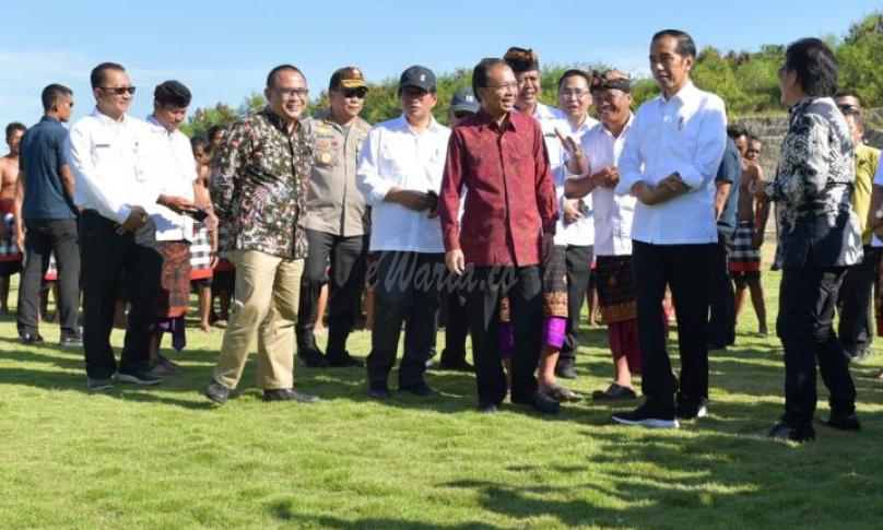 Presiden Joko Widodo tinjau lapangan sepak bola persiapan event Badung IFC yang akan di ikuti 13 Negara