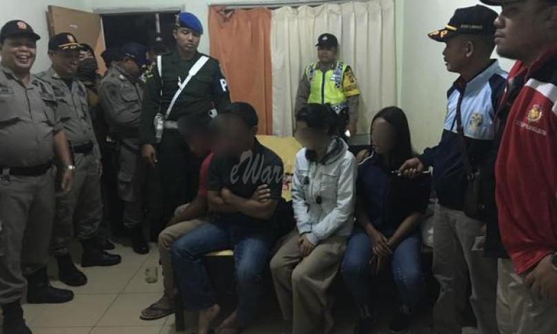 Dua pasangan mesum saat di interogasi petugas usai terjaring razia dikamar hotel