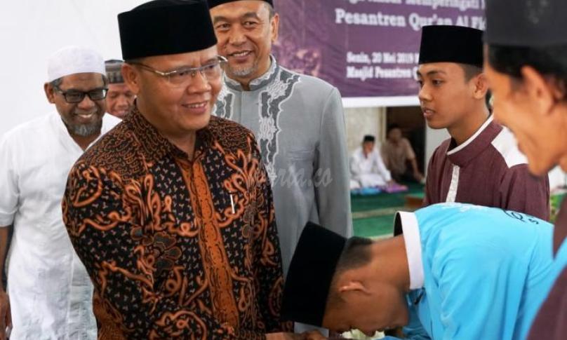 Gubernur Bengkulu (Dr. H. Rohidin Mersyah) Mengapresiasi 6 santri penghafal Al - Qur'an 30 Juz