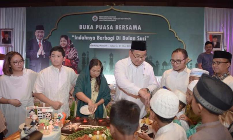 Menteri Desa, PDT dan Transmigrasi Eko Putro Sandjojo serta Menteri Ketenagakerjaan Hanif Dhakiri mengikuti buka puasa bersama pegawai Kemendes PDTT dan anak-anak yatim piatu di Jakarta, Selasa (21/5/2019). Foto: Humas Kemendes PDTT