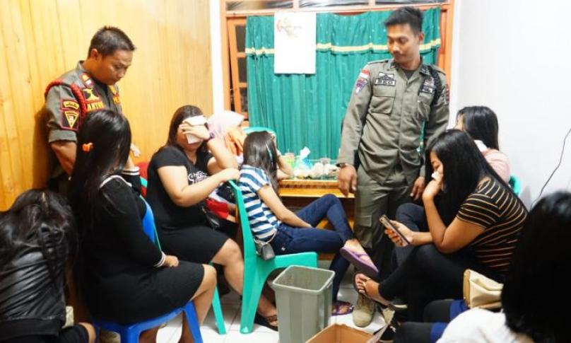 Pasangan mesum dan beberapa wanita malam terjaring razia pekat Gabungan Satpol PP dan Polres Rabu malam (22/05)