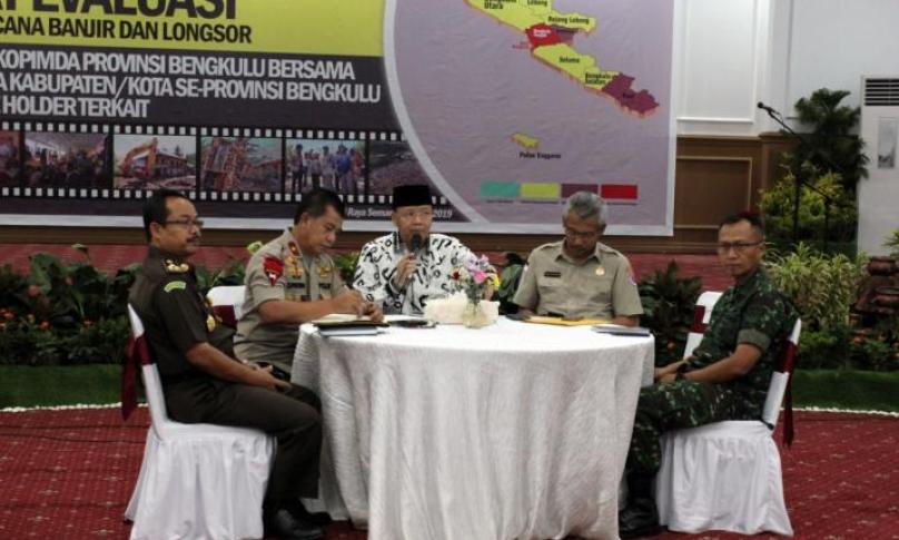 Gubernur Bengkulu (Dr. H. Rohidin Mersyah) pimpin rapat evaluasi pasca bencana banjir di Bebgkulu Gubernur Bengkulu (Dr. H. Rohidin Mersyah) pimpin rapat evaluasi pasca bencana banjir di Bebgkulu