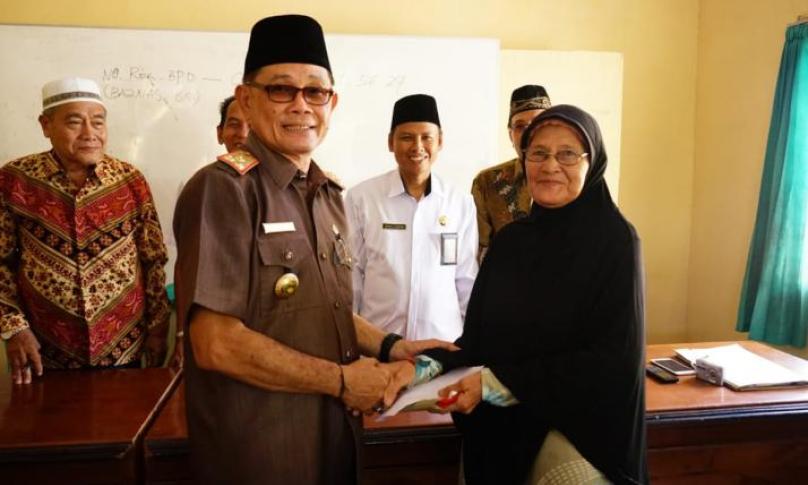 Asisten I Setda Bengkulu Selatan menyerahkan bantuan dan honorarium untuk dhuafa dan guru ngaji  Asisten I Setda Bengkulu Selatan menyerahkan bantuan dan honorarium untuk dhuafa dan guru ngaji