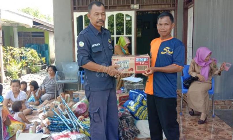 Dinas Sosial serahkan bantuan untuk nelayan pasar bawah Dinas Sosial serahkan bantuan untuk nelayan pasar bawah