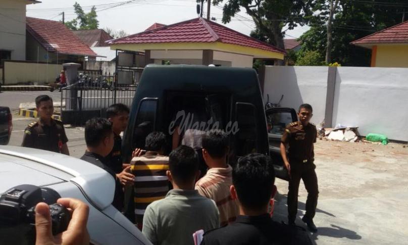 Tampak Dua Tersangka diduga pemilik dan penambang pasir ilegal digiring ke mobil tahanan dan dijebloskan ke penjara
