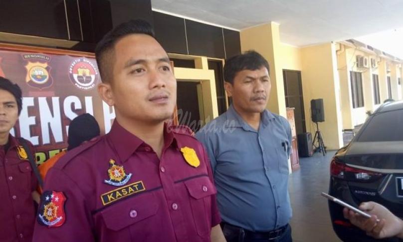 Kasat Reskrim Polres Kota Bengkulu AKP Indramawan di dampingi Kasat Sabhara AKP Kadek saat memberikan keterangan kepada awak media