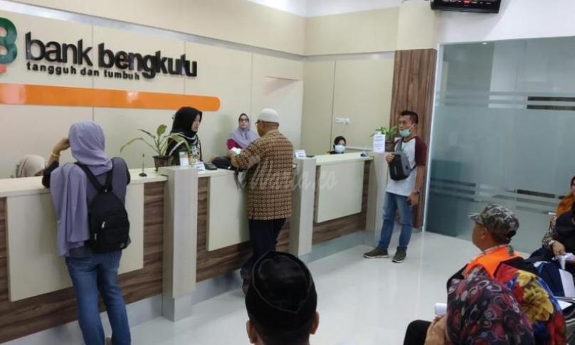 Suasana transaksi nasabah Bank Bengkulu jelang lebaran berjalan normal dan lancar