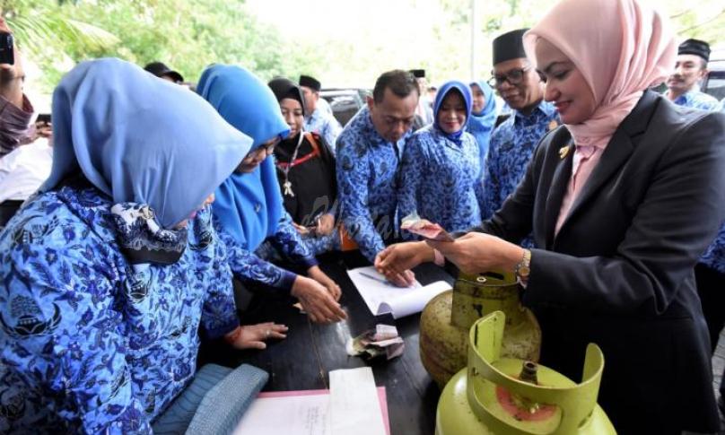 Bupati Luwu Utara, Indah Putri Indriani pantau langsung penukaran tabung gas elpiji 3kg ke 5kg dari ASN di jajaran Pemkab Luwu Utara, Sulawesi Selatan