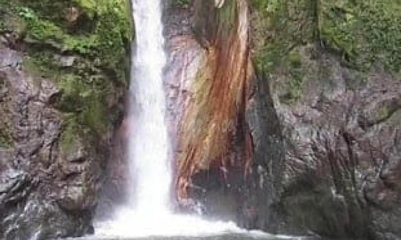 Salah satu obyek wisata Air terjun Sarambu Alla di Kabupaten Luwu Utara, Sulawesi Selatan