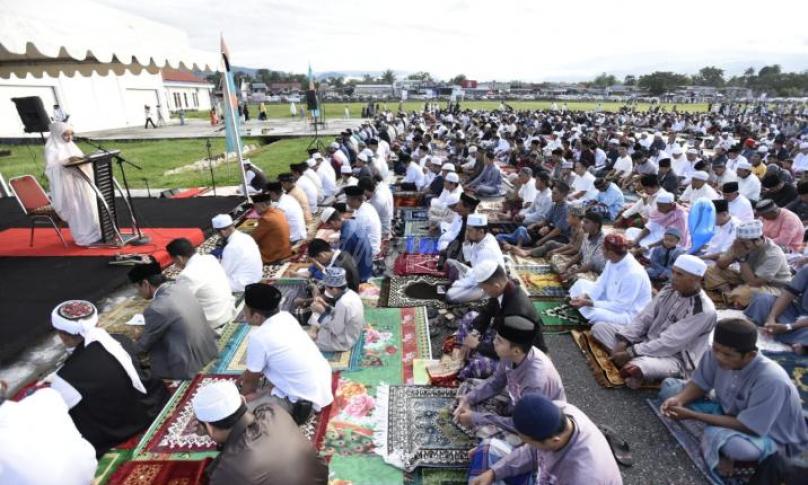 Sholat Ied bersama, Ribuan jamaah padati Bandara Andi Djemma