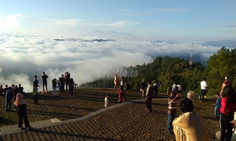 Selain Destinasi wisata alam lainnya, Wisata Negeri diatas Awan menjadi pilihan favorit wisatawan lokal dan Mancanegara