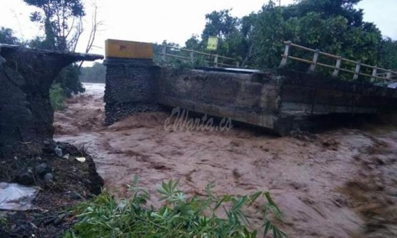 Tiga jembatan putus dan aktifitas warga lumpuh total