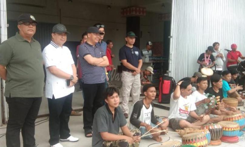 Gubernur Bengkulu (Dr. H. Rohidin Mersyah) tampak santai menggunakan kaos saat mengecek kesiapan festival Doll