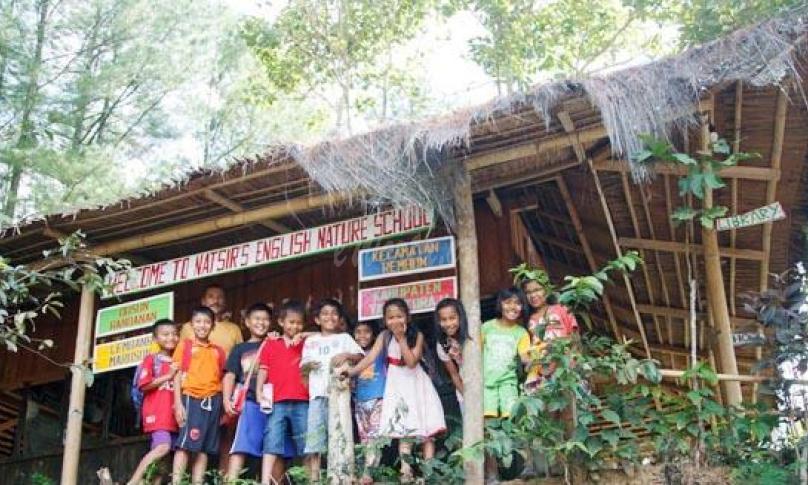 Siswa-Siswi Natsir's English Nature School tampak ceria dan bahagia meskipun fasilitas kelasnya sangat sederhana