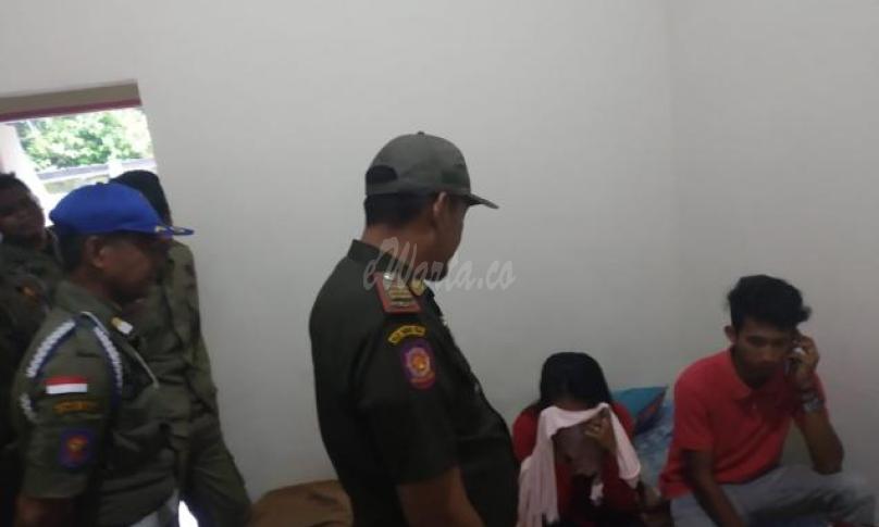 Satu pasangan saat digerebek disebuah penginapan Kecamatan Bone-Bone, Sulawesi Selatan