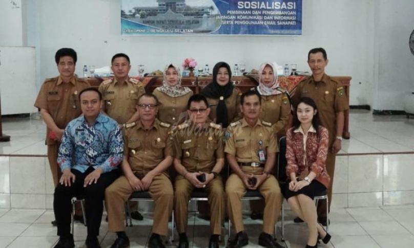 Dinas Kominfo BS berfoto bersama pemateri dan peserta Bimtek