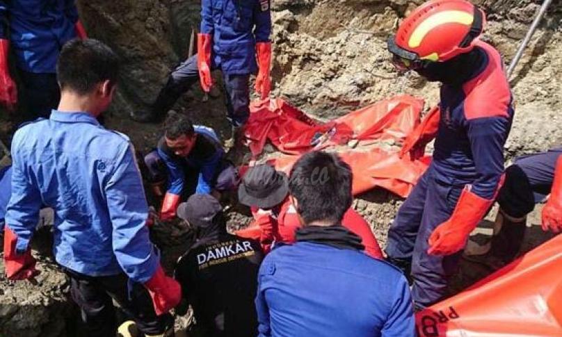 Proses evakuasi jasad korban oleh Tim SAR gabungan