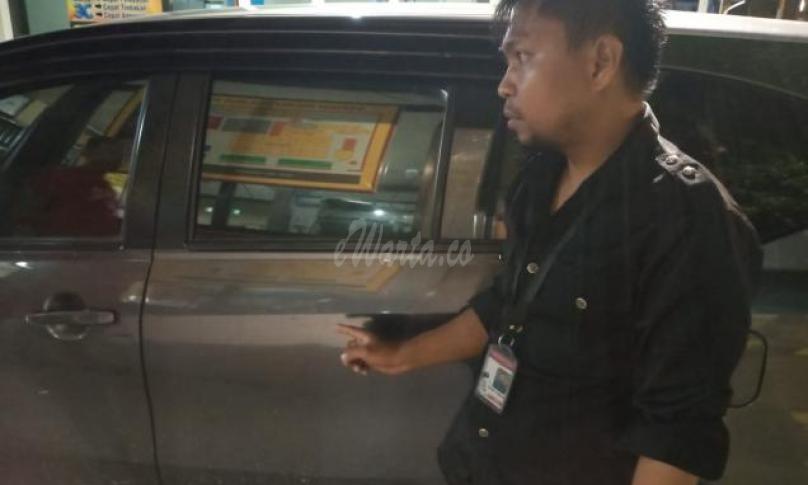 Wartawan Harian Rakyat Sulsel (Haerul) menunjukan bekas lemparan oleh orang tak bertanggung jawab
