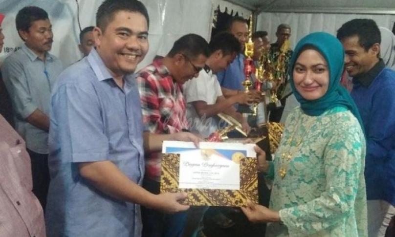 Penyerahan piagam penghargaan Bupati Luwu Utara kepada Camat Sukamaju Selatan atas inovasi yang diraihnya