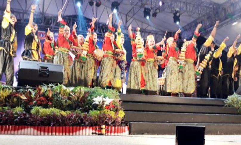 Tim kesenian pelajar SMKN 5 Kota Bengkulu menampilkan Tari Kreasi Meradai. Tarian yang biasa ditampilkan saat acara perayaan Tabot, kali ini “Tari Meradai” dipersembahkan saat acara Rakernas Jaringan Kota Pusaka Indonesia (JKPI) Ke VII dan Hari Jadi Kota Amlapura Ke – 379, Karang Asem Provinsi Bali, Minggu (23/6/2019).