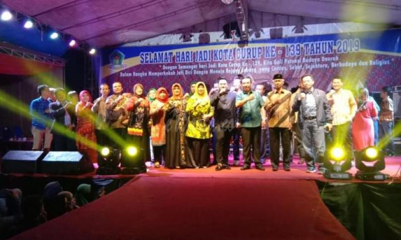 Bupati, Wakil Bupati dan istri serta pejabat lainnya berswafoto bersama