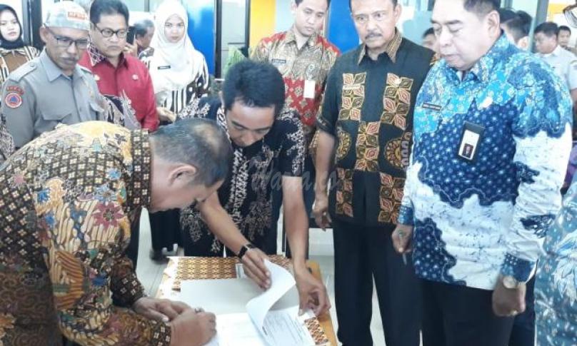 Penyerahan dan penandatanganan berita acara bantuan logistik 8 Kabupaten terdampak bencana alam di Sulawesi Selatan