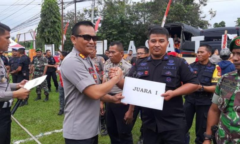 Kapolres Luwu Utara, AKBP Boyke FS Samola, S. Ik, MH menyerahkan doorprise bagi pemenang