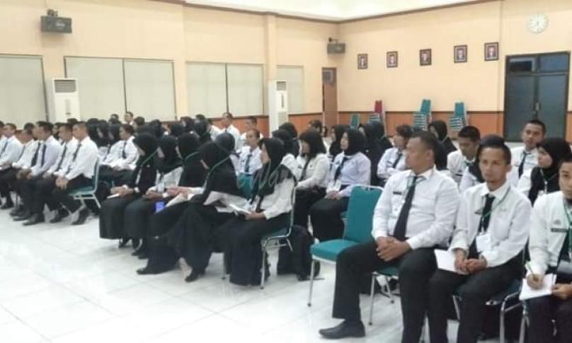 Kepala Badan Kepegawaian Sumber Daya Manusia (BKSDM) Drs.Nursalim Ramli memberikan materi pembekalan kepada 74 CASN Kabupaten Luwu Utara sebelum di angkat menjadi ASN penuh