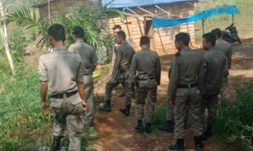 Puluhan anggota Satpol PP diturunkan untuk mendatangi dan melakukan sosialisasi kepada pemilik dan penghuni bangunan