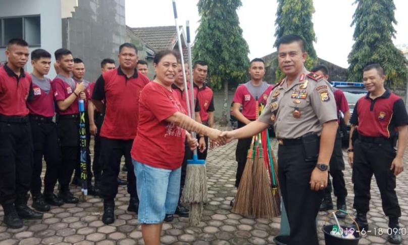 Penyerahan alat kebersihan oleh Kapolda Bengkulu, Brigjend Pol Drs Supratman, MH