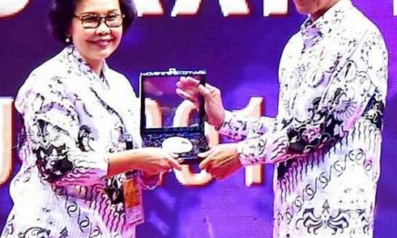 Ketua Umum PGRI Unifah Rosyidi terima penghargaan dari Presiden RI Joko Widodo