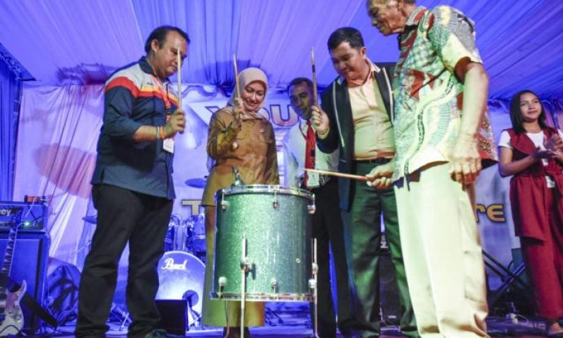 Bupati, Indah P Indriani, membuka secara resmi Yout Camp atau generasi penuai yang bermartabat, Lutra, Sulawesi Selatan. (8/7/2019)